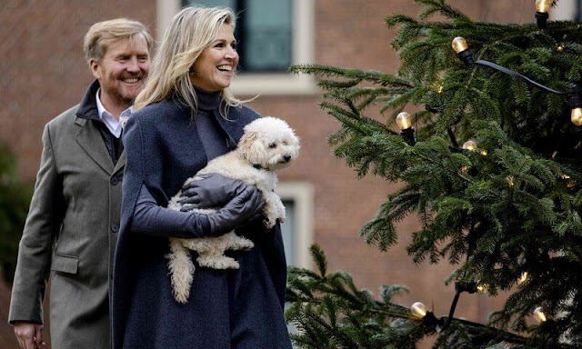 Queen Maxima is wearing a Hemmerle earrings. Princess Ariane wore a green coat by MaxMara. Princess Amalia wore a red coat