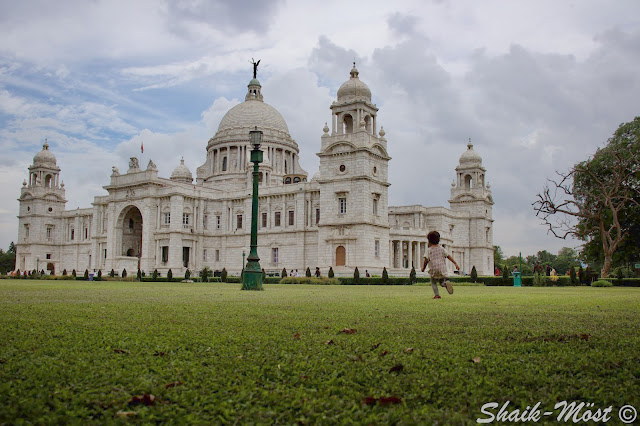 Nora running in-front of Victoria Memorial