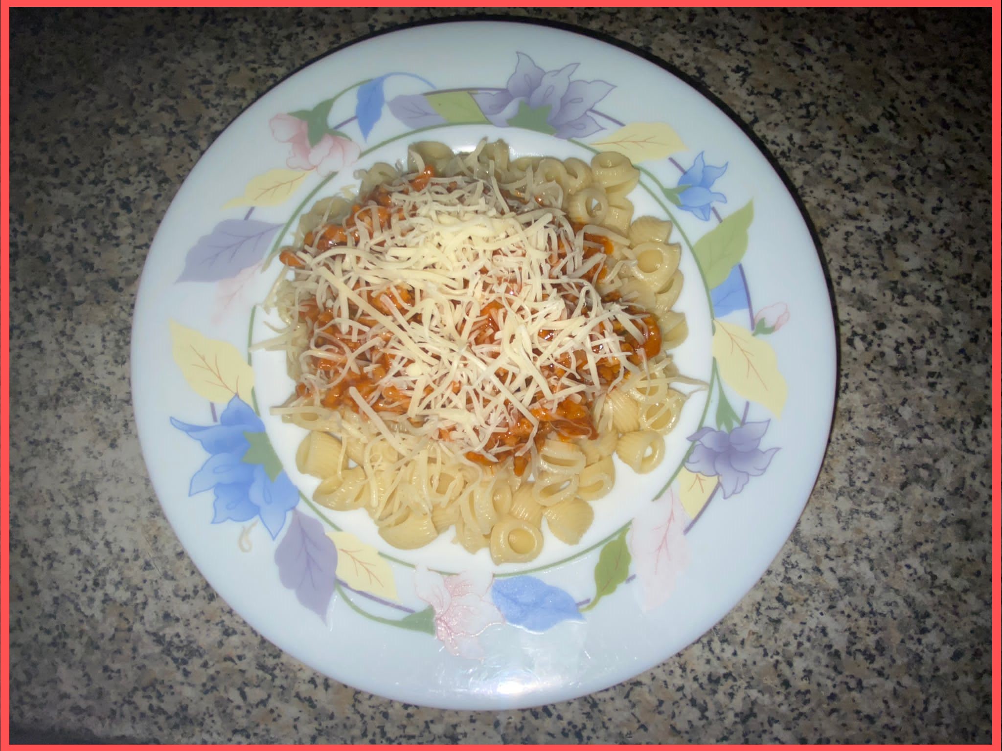 macarrones "coditos" con salsa de tomate y carne