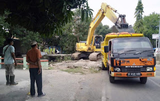 Program Layanan Bantuan Gratis , Gercep Dumas Petani PUPR Indramayu Datangkan Alat Berat Excavator 