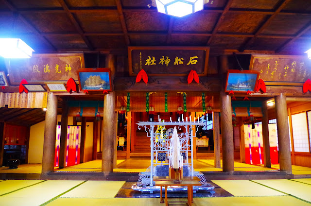 您可以進入神社內部，但請保持尊重，因為這是一個神聖的地方。