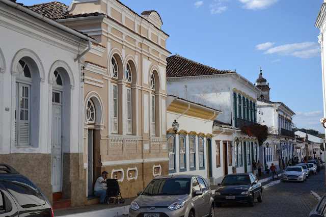 foto da rua com vários casarões coloniais