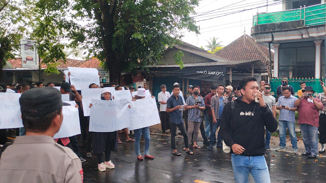 Jurnalis dan Aktivis Demo Mapolres Sumenep terkait Kekerasan terhadap Pers, Bambang Hodawi, SH : Sama saja polres sumenep mengabaikan UU No 40 tahun 99 tentang pers