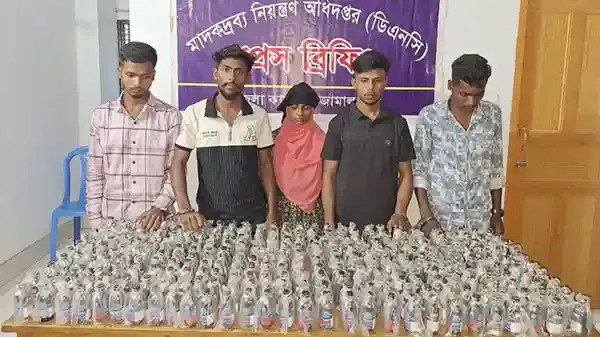 জামালপুরে ২৯০ বোতল ফেনসিডিলসহ ৫ জন আটক