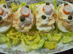 Huevos rellenos de salmón ahumado y surimi