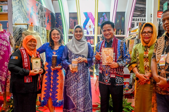 Pj. Gubsu Hassanudin Kunjungi Stan Dekranasda Humbahas di Jakarta Convetion Center  