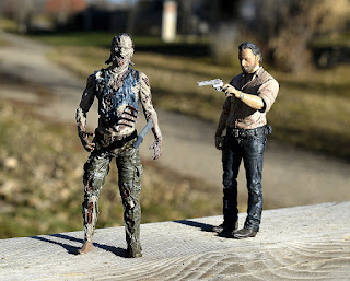 Figurine de Rick Grimes et un zombie