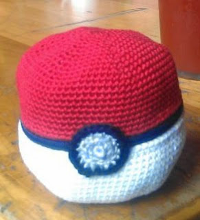 http://translate.google.es/translate?hl=es&sl=en&tl=es&u=http%3A%2F%2Ftokyotombola.wordpress.com%2F2011%2F10%2F24%2Fcrochet-pattern-pokeball-apple-cosy%2F