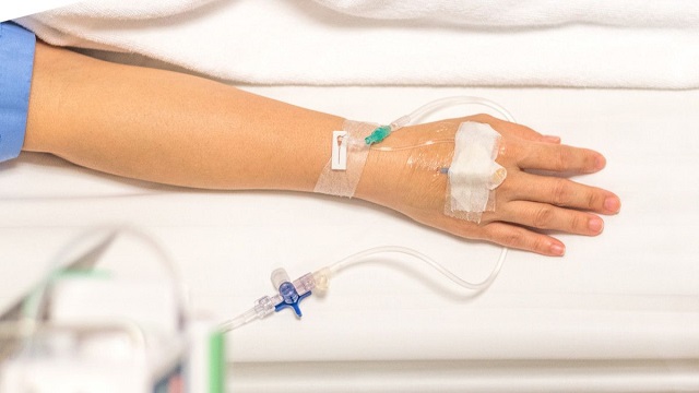Foto tangan di infus di rumah sakit