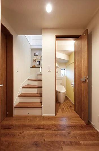 kamar mandi minimalis di bawah tangga