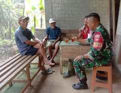Babinsa Lakukan Komsos Guna Mendengarkan Keluhan Petani