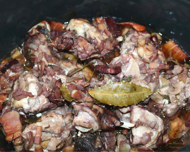 Coelho à caçador na slow cooker