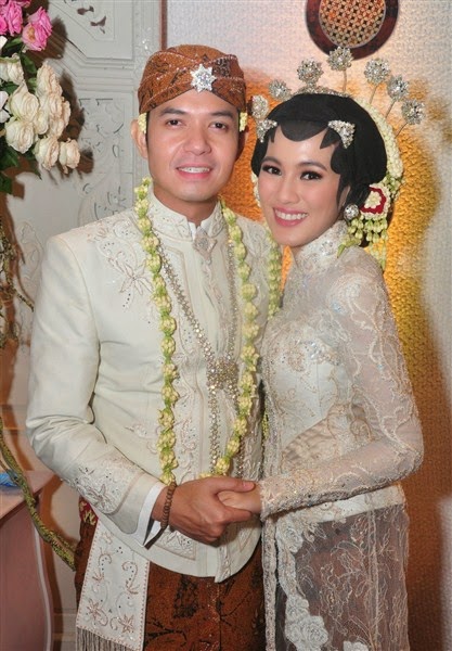 Contoh Baju Pengantin Pernikahan Artis yang Elegan dan 