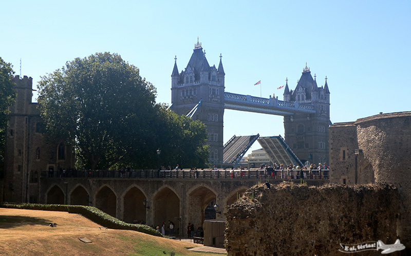 Tower Bridge vista de dentro da Torre de Londres.