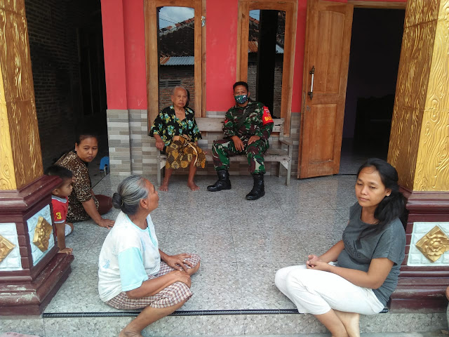 KodimKaranganyar - Jalin Silaturahmi, Babinsa Koramil 01/Karanganyar Laksanakan Anjangsana Kerumah Warakawuri