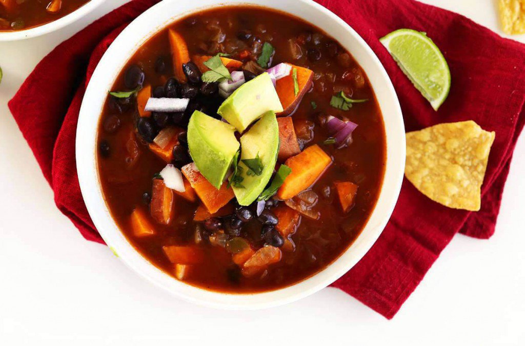 16 Vegan One-Pot Recipes If Your Are Considering Cutting Animals Out Of Your Diet - 5 Ingredient Black Bean Chilli