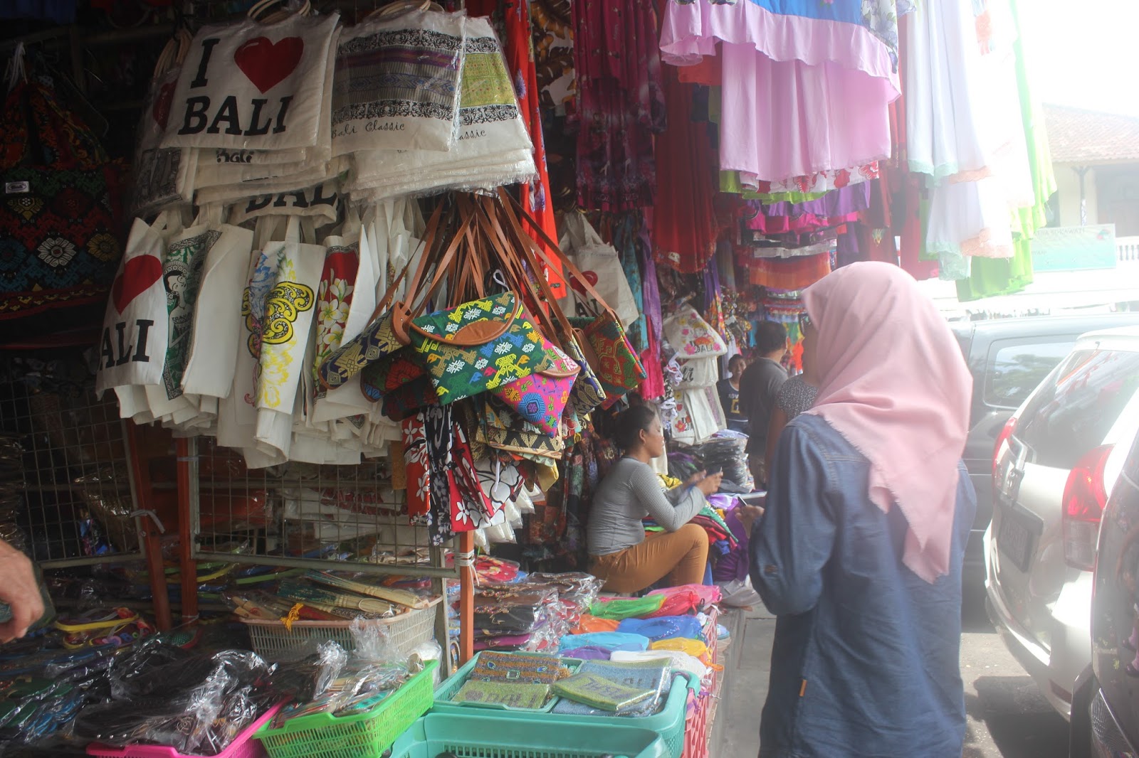 Belanja Oleh oleh Khas Bali Datanglah di Pasar Seni Sukawati
