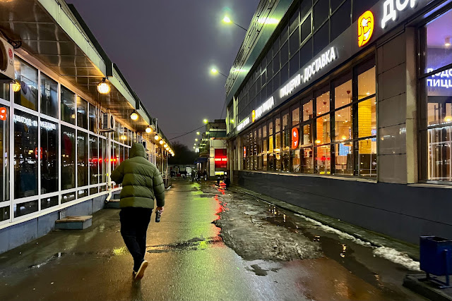 Люблинская улица, торговые комплексы около станции метро Текстильщики