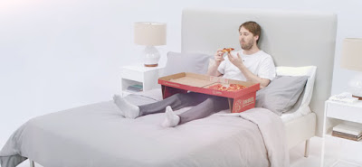 La caja de pizza que se transforma en mesita para la cama