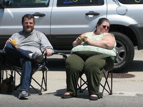 lawn chair about to break, fat woman