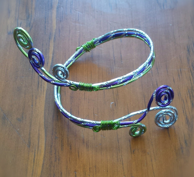 How To: Wire Technique (by Doug Bates CFD). Trying out new desings with Oasis decorative wire. Great for Corsages, armbands, boutonnieres.. whatever! Let your imagination go!