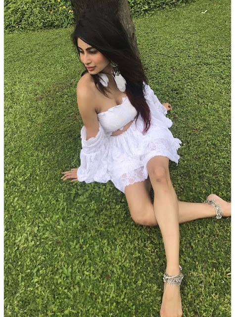 Mouni roy hot cleavage and thigh pics