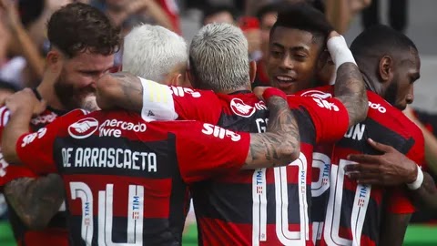 Gerson decide, Flamengo vira sobre o Coritiba e sobe para a terceira colocação
