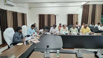 बेसिक शिक्षा विभाग की समीक्षा बैठक में जिलाधिकारी बिफरे