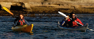 Foto de aventura en kayak en las tranquilas aguas de Puerto Pirámides