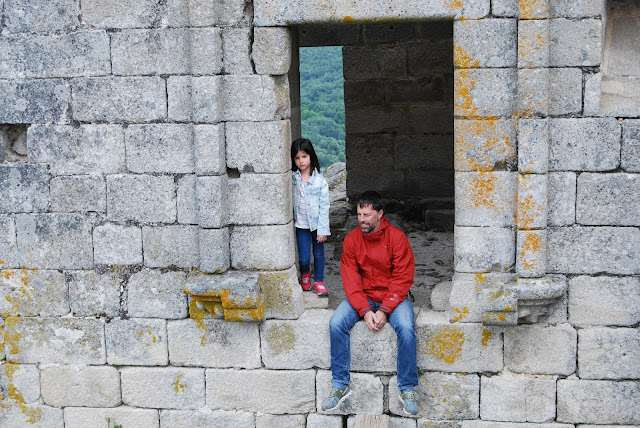 Padre e hija asomados a una de las ventanas del castillo de Trevejo