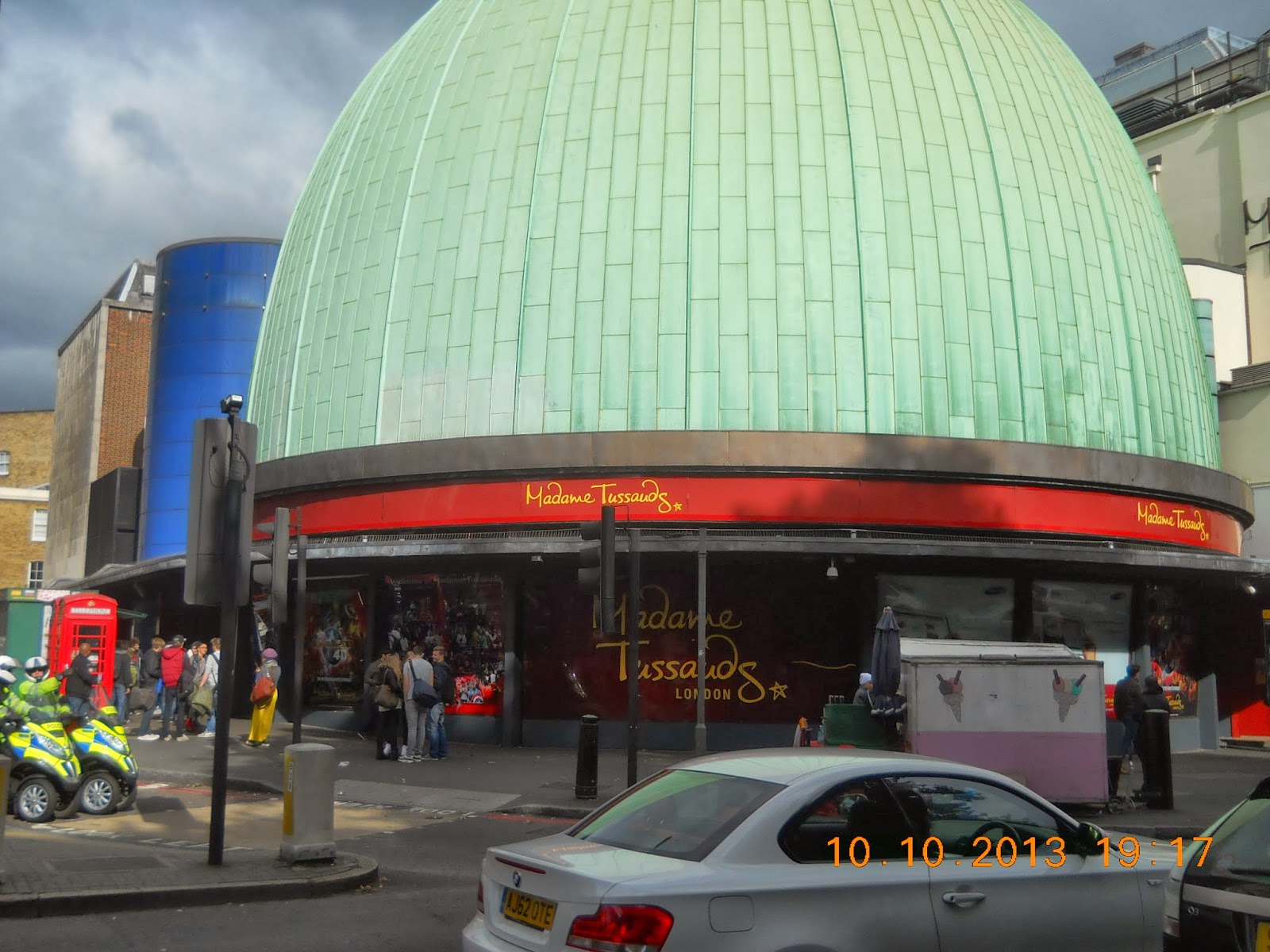 Adiza saidi: POSSING DI MADAME TUSSAUD LONDON.