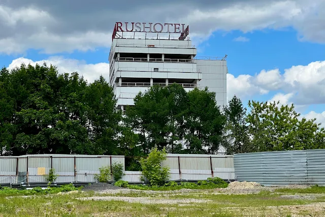 сельское поселение Булатниковское, гостиница «РусОтель» – бывший мотель «Солнечный» (здание построено в 1976 году)