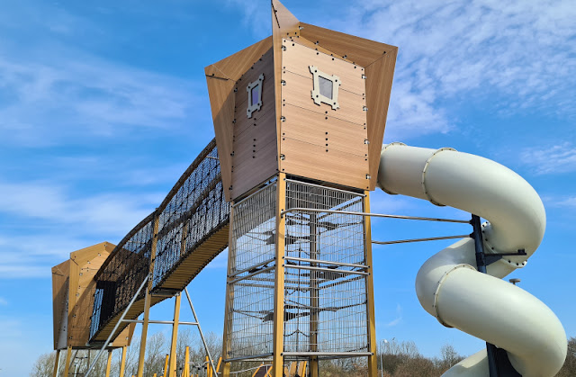 Spielparks in Dänemark, Teil 3: Der Spielpark Riplay in Ribe. Auf diesem besonderen Spielplatz gibt es phantastische Rutschen, Kletter- und Spielgeräte für kleine und große Kinder sowie Teenager und Jugendliche.