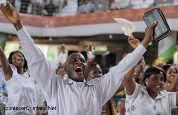 Cristianos africanos adorando a Dios en iglesia