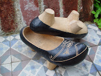 Albarca, Albarcas Negras en Madera Tipo Alpargate, Albarcas Calzado Cántabro, Albarca Zapatos Tradicionales Cántabros, Albarcas Negras en Madera Tipo Alpargate Sueco, Albarca Tipo Sueco, Sueco Tipo Albarca, Albarca Sandalia, Albarca Zapato Cántabro, Albarca Zapato, http://althox.blogspot.com/2010/09/abarca-zapato-que-cubre-la-planta-del.html