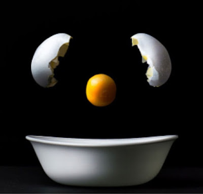 telur terbuka dengan kuning telur 