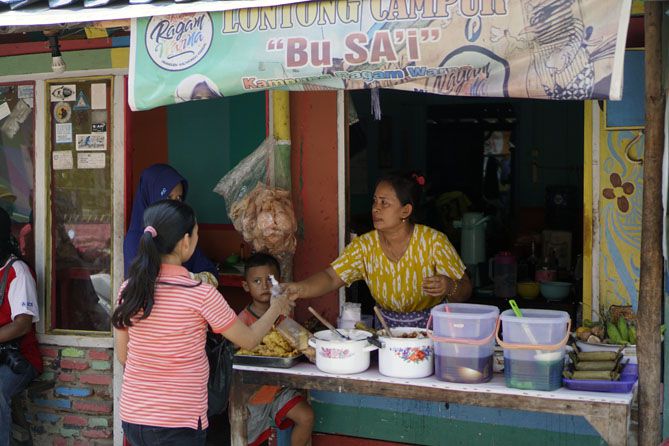 Berkat kunjungan wisatawan, banyak warga yang berdagang