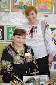 На фото: член НСМНМУ Світлана Червякова, член НСМНМУ Марина Дьяченко на Першому Відкритому фестивалі народної творчості "Котилася писанка", Ф-АРТ Галерея, м.Кривий Ріг, 24.04.2015