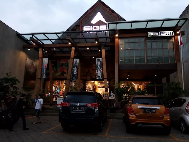 tampak depan eiger store