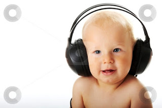 Foto gambar bayi lucu mendengarkan musik 5