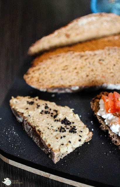 Kichererbsenaufstrich auf Brotscheibe