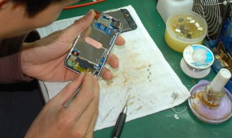 Unlock the iPhone 3G by Hardware Hacking