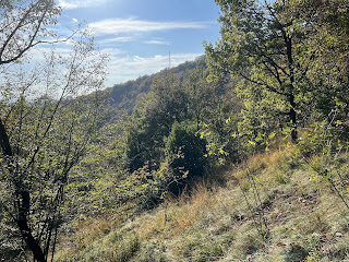 Filone della Maresana, Trail 533 runs on crest of ridge.