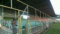 Pagar Besi di Depan  bangku VIP Stadion 17 Mei di rendahkan