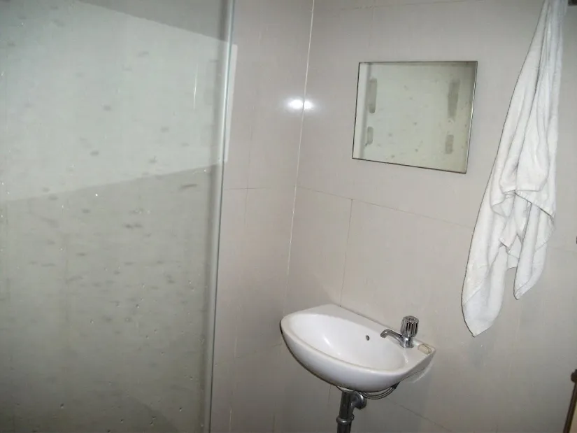 Standard 1 star bathroom