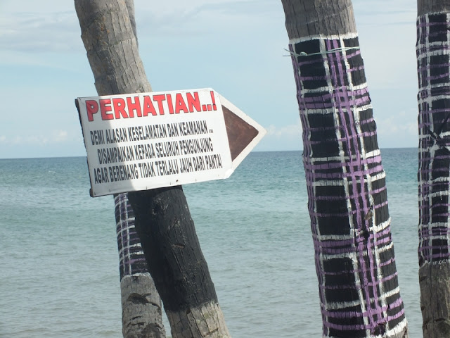 papan peringatan di pantai palippis