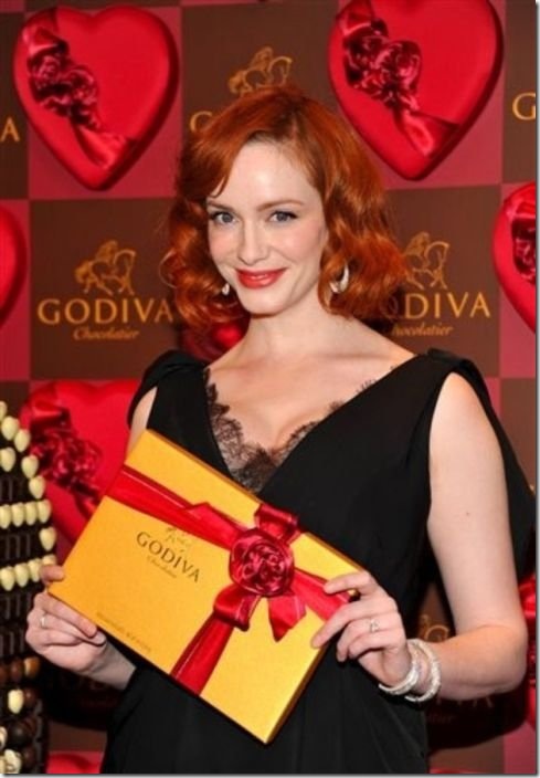 christina-hendricks-cleavage-boobs-11
