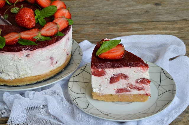 https://www.caietulcuretete.com/2018/06/cheesecake-cu-capsuni-fara-coacere.html