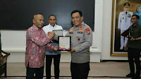 Peringatan HPN 2023, Kapolda Sumut, Irjen Pol RZ Panca Putra Simanjuntak, menerima penghargaan 