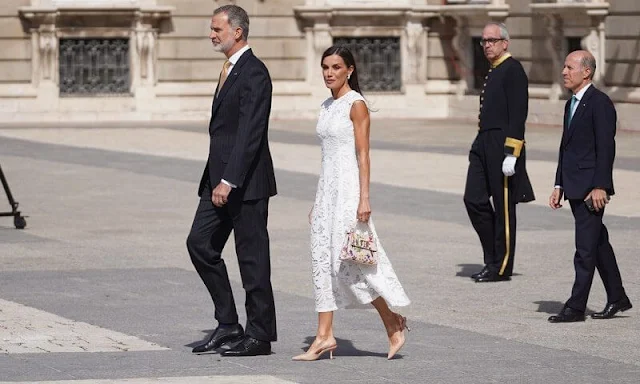 Queen Letizia wore a new lace detail bodycon dress by Sfera. Gustavo Francisco Petro and the First Lady Veronica Alcocer